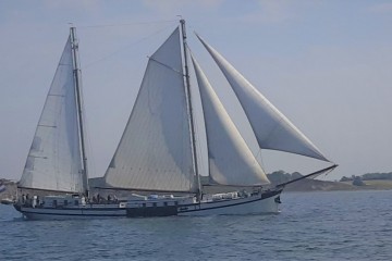 Elegant sailing